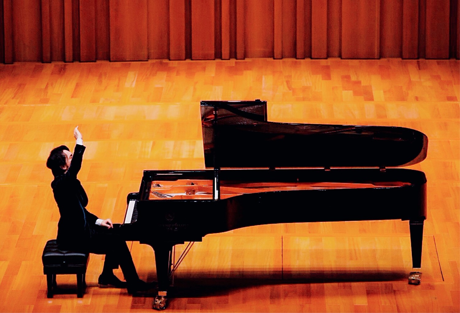  重要助攻首场状态出色，法国队观众沸腾！，穆古鲁扎重返赛场观众掌声雷动