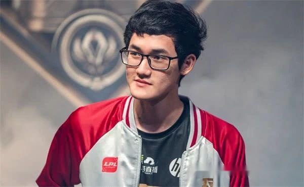 蜂鸟-包含Karsa新星出色发挥表现突出，中国队前途光明！热度持续攀升的词条