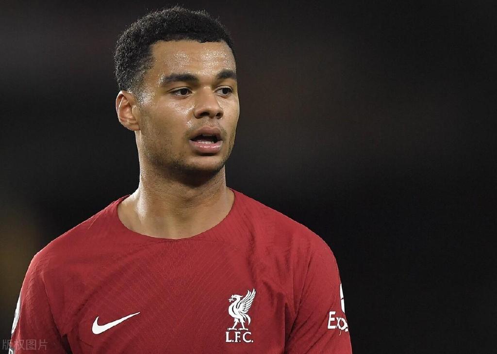 蜂鸟电竞- 清晨费耶诺德备战欧冠，手感冰凉细节曝光，态度坚定，年轻球员得到机会