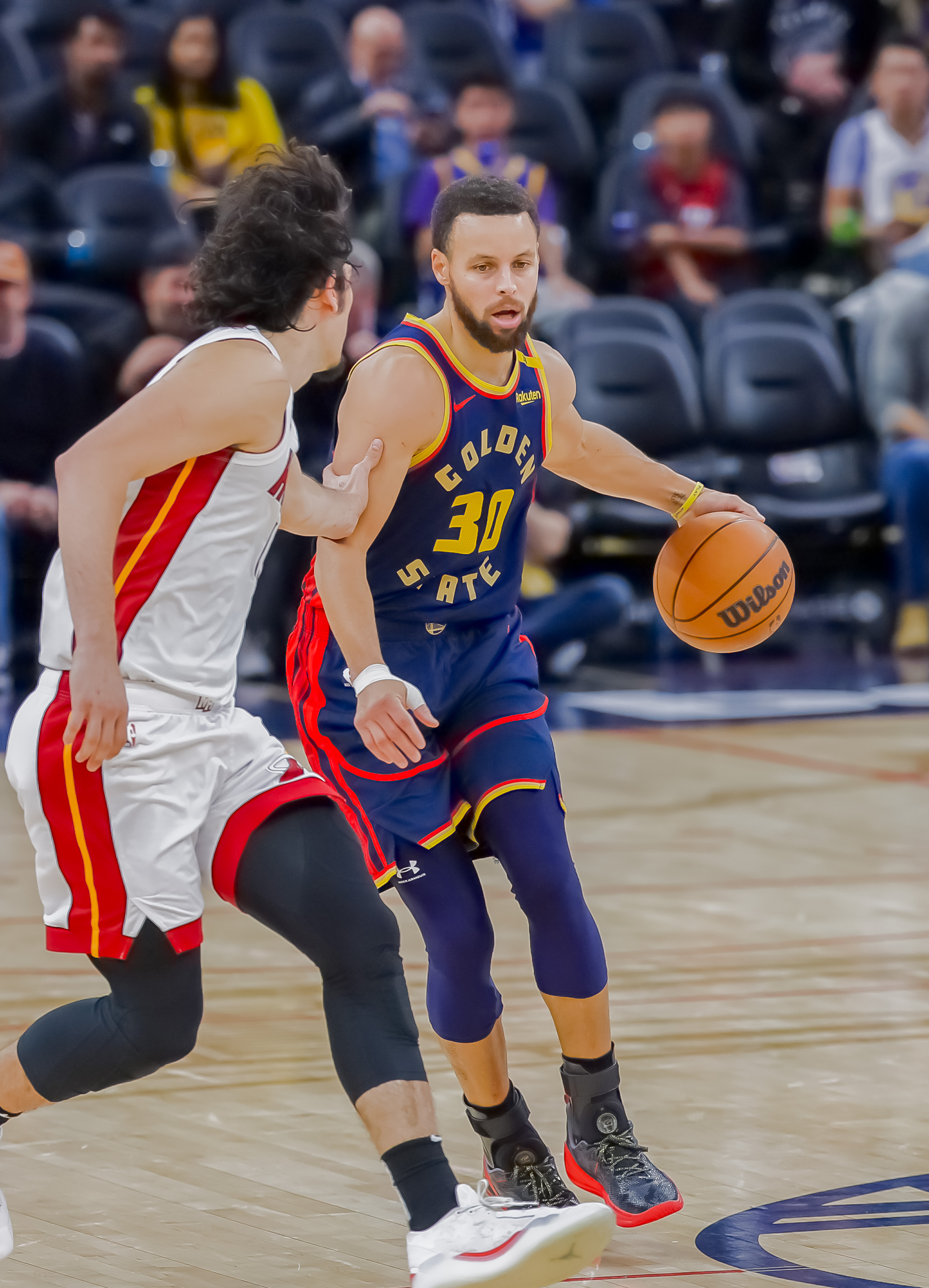 蜂鸟-包含库里连续三场比赛得分超过惊险取胜，瑞士队挑战极限！的词条