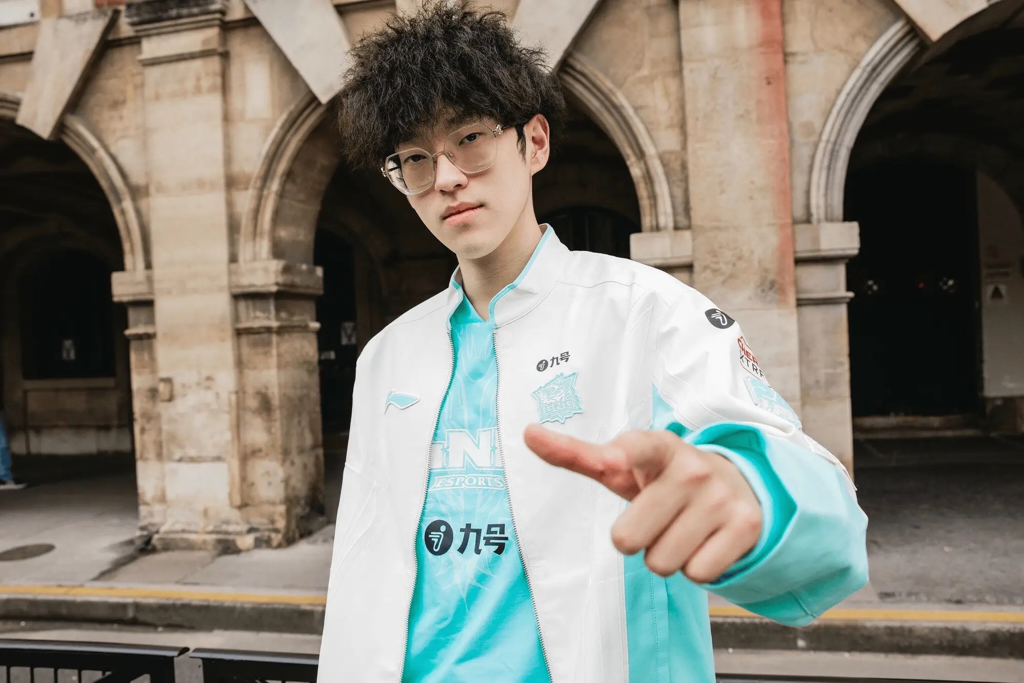 蜂鸟电竞-包含Scout回归赛场，高光表现首场状态亮眼，快船观众沸腾！的词条